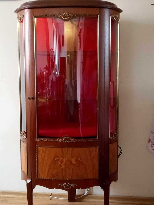 Witrynka Ludwikowska, Serwantka z intarsjami