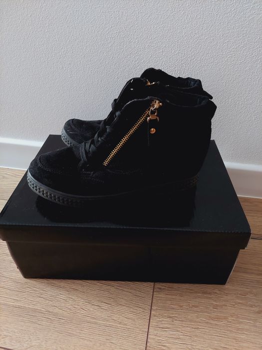 Czarne zamszowe sneakersy botki z zamkami 37 stan bardzo dobry