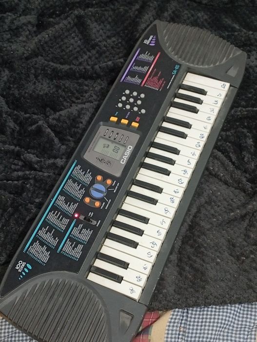 Órgão Casio a funcionar menos duas teclas