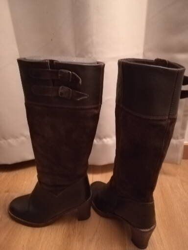 Botas cano alto em pele e camurça. Como novas