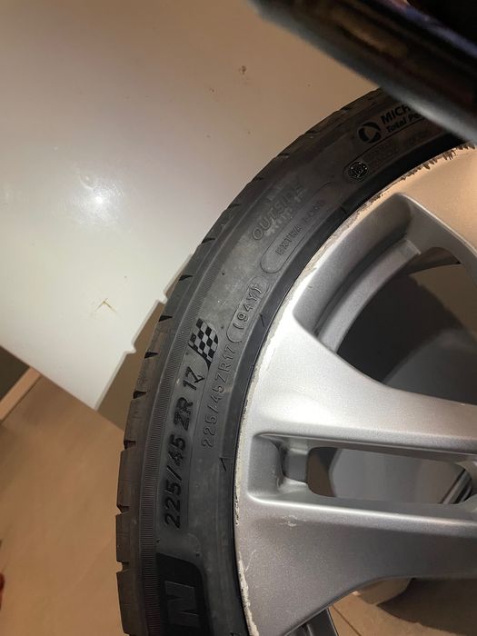Jantes Mercedes com pneu em bom estado