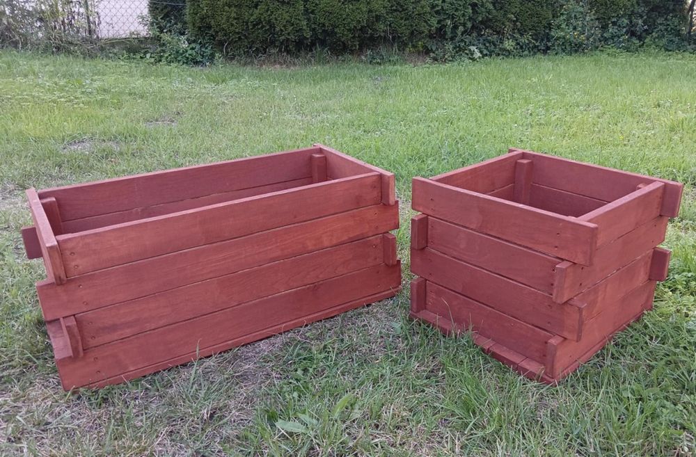 Donice, doniczki, wóz, ozdoby drewnian. Ozdoby ogrodowe e do ogrodu