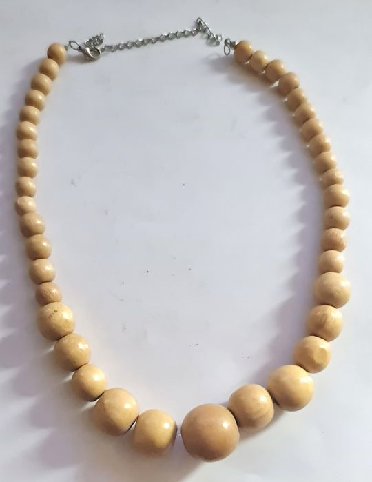 Naszyjnik wykonany z koralików drewnianych