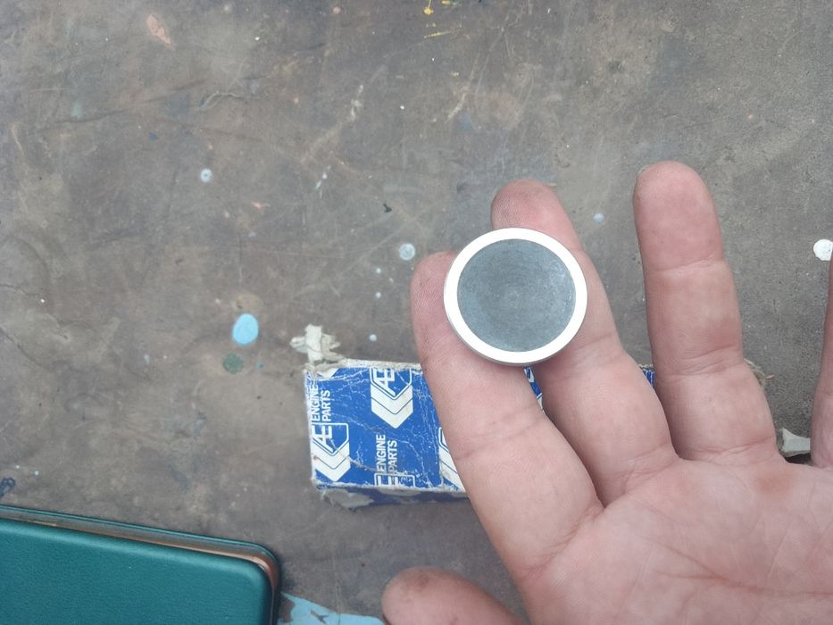 Клапан выпускной Форд-эскорт мотор  1,1 литра.