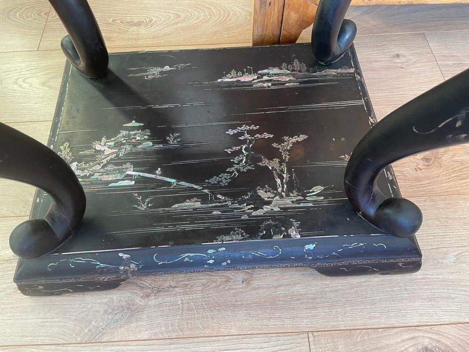 Mesa japonesa do Reino de Ryukyu com incrustacoes em madreperola com efeito tridimensional (Shibayama)