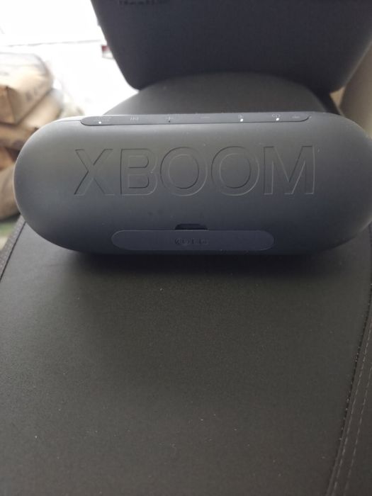 LG XBOOM trabalha muito bem e não tem marcas nenhumas de uso não tem garantia e nunca foi para a garantia