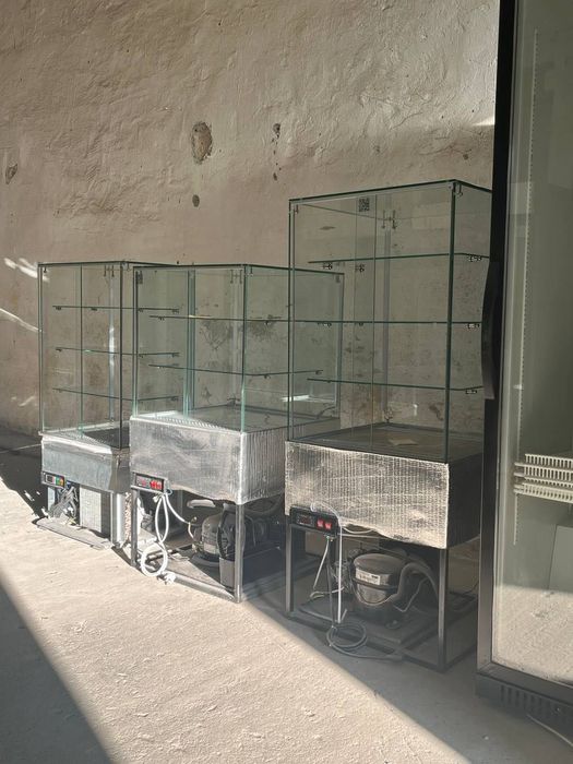 Холодильна вітрина для кондитерки, під замовлення