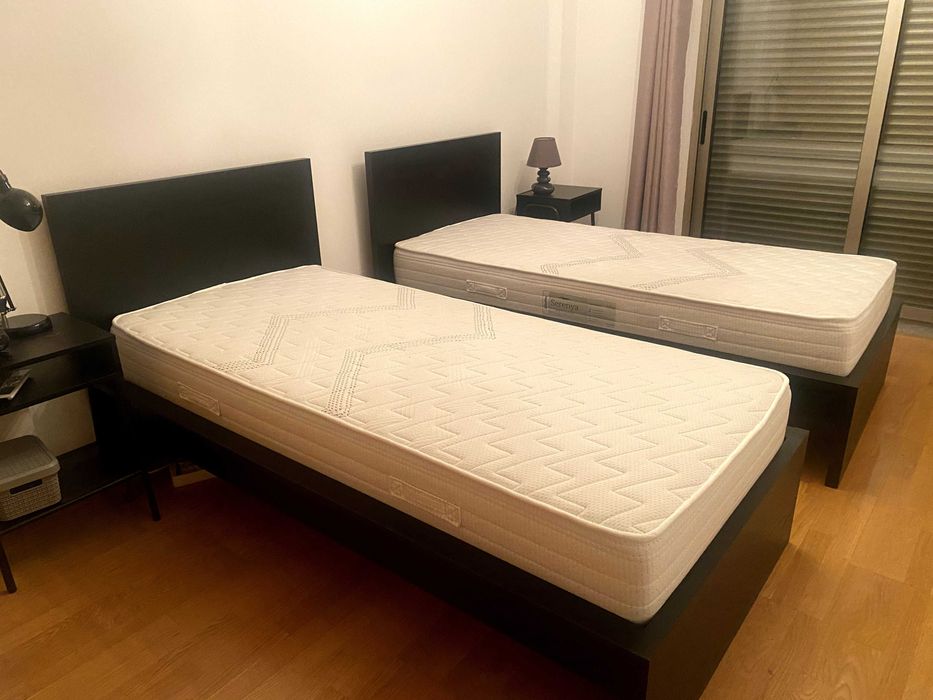 Cama individual Malm tipo Ikea com estrado e colchão de molas