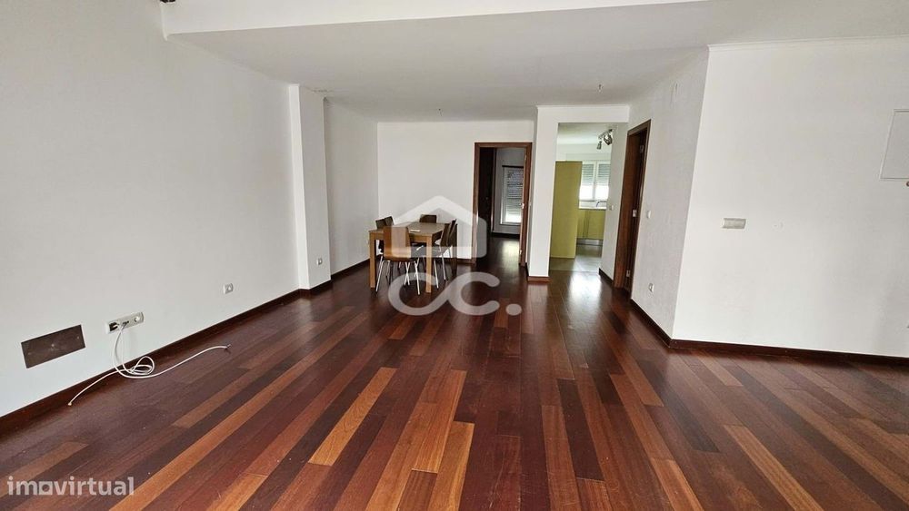 Andar de moradia V3 com terraço, localizada perto da biblioteca