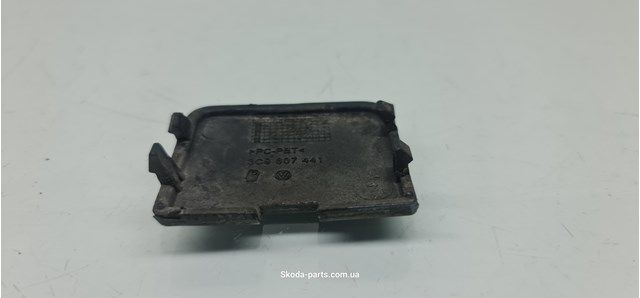 Заглушка буксировочної петлі заднього бампера Volkswagen Passat B6 3C9807441