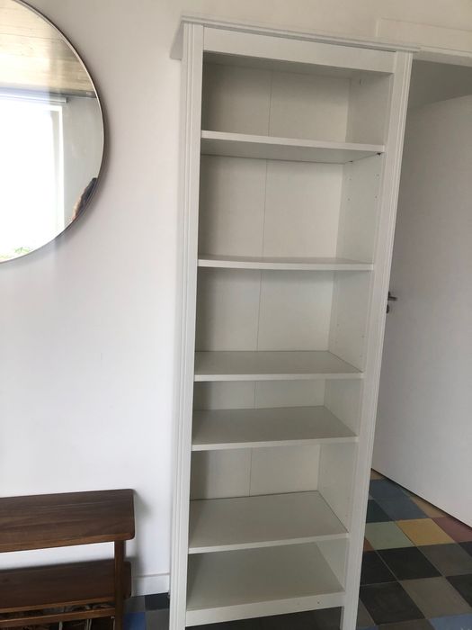 Estante de livros em bom estado