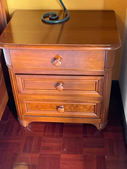 Quarto completo com design moderno em madeira maciça de nogueira
