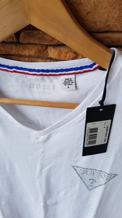 Biały tshirt z trójkątnym logo Guess S, nowy z metkami w pudełku, oryg