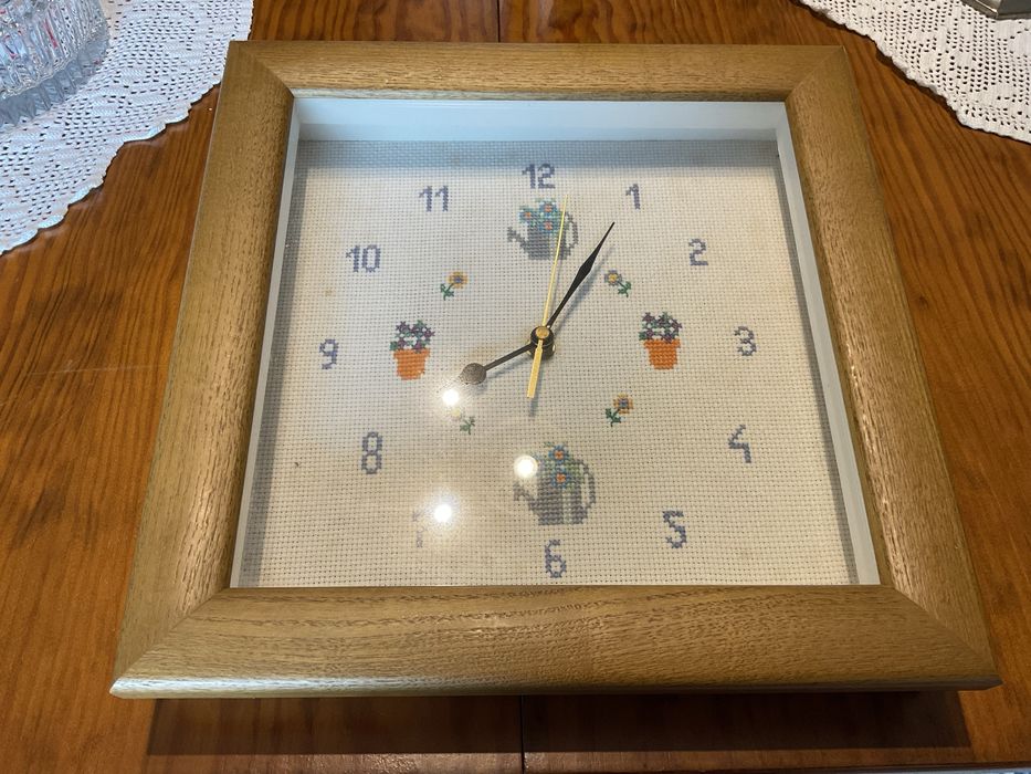 Relógio de Parede Artesanal em Ponto Cruz com Moldura de Madeira