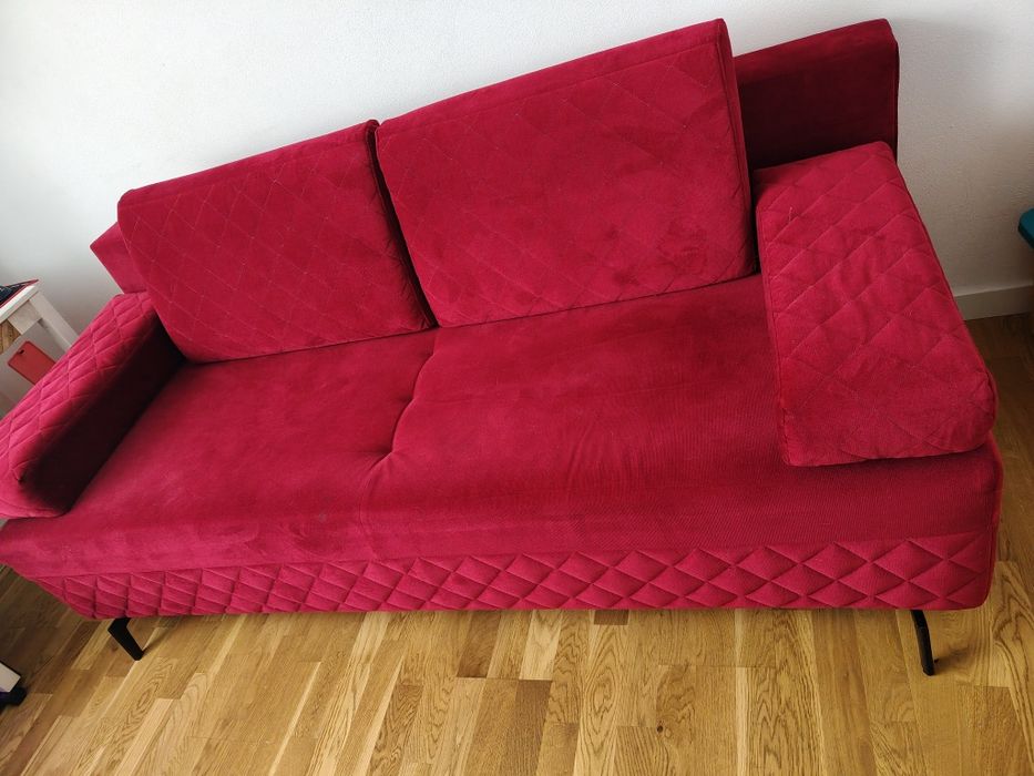 Czerwona sofa rozkładana