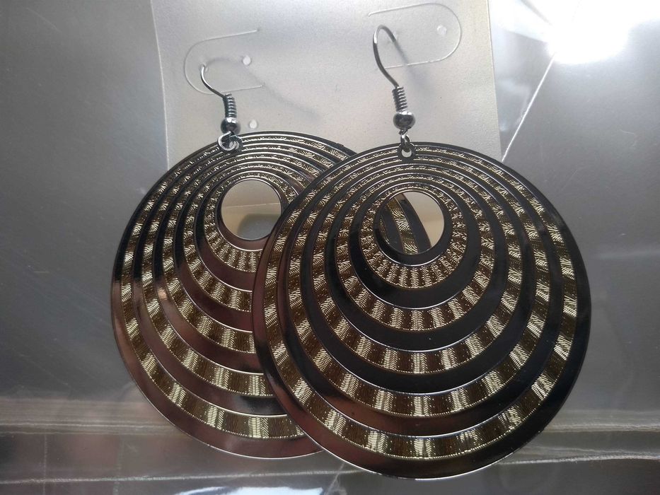 Brincos novos diferentes
