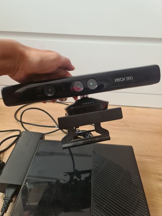 Konsola Xbox360 plus  kontroler, kinect + 11 gier