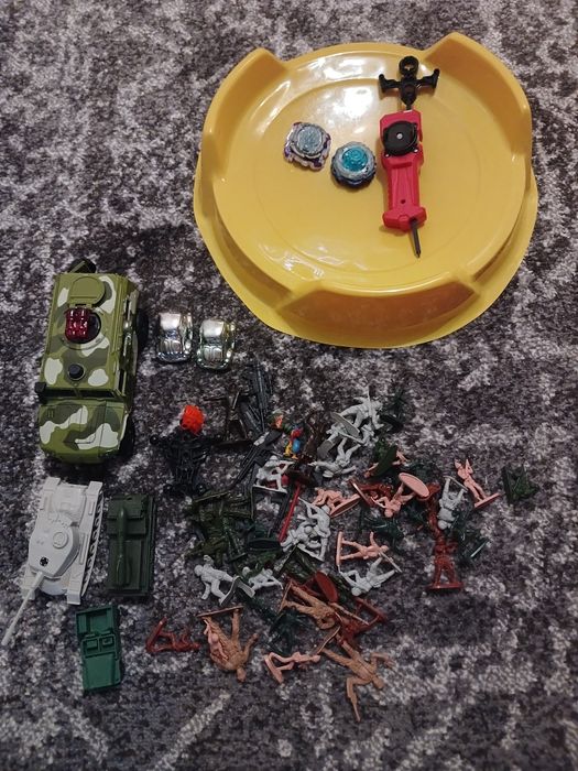 Детские игрушки. Солдатики, машинки.