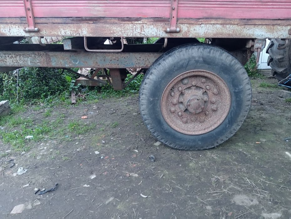 Reboque tribasculante com documentos