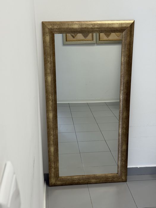 Espelho com moldura dourada