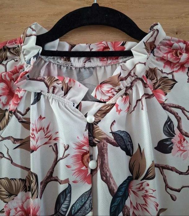 Biała Sukienka Maxi w Kwiaty Falbanki Oversize Długi Rękaw