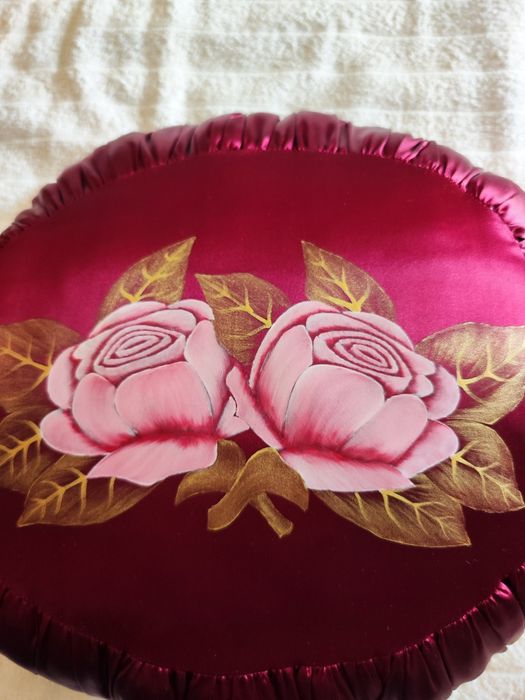 Linda almofada artesanal bordeaux com rosas pintadas à mão. NOVA