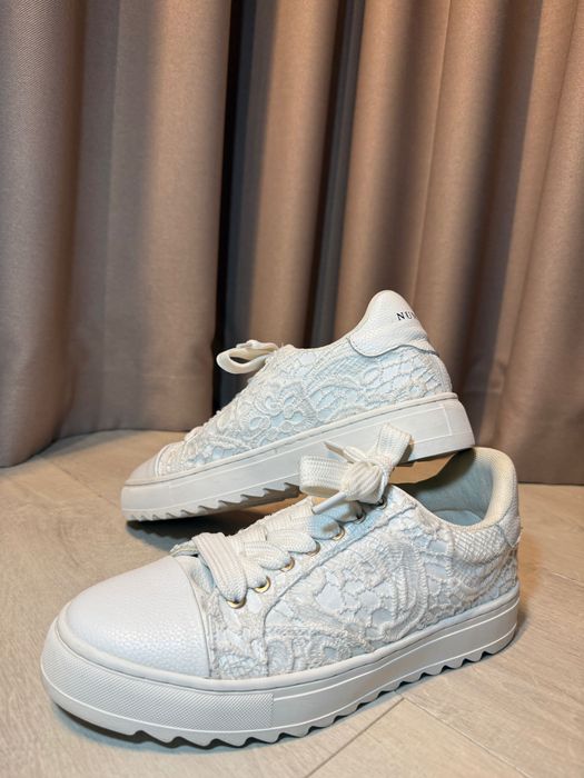 Białe sneakersy numeriś