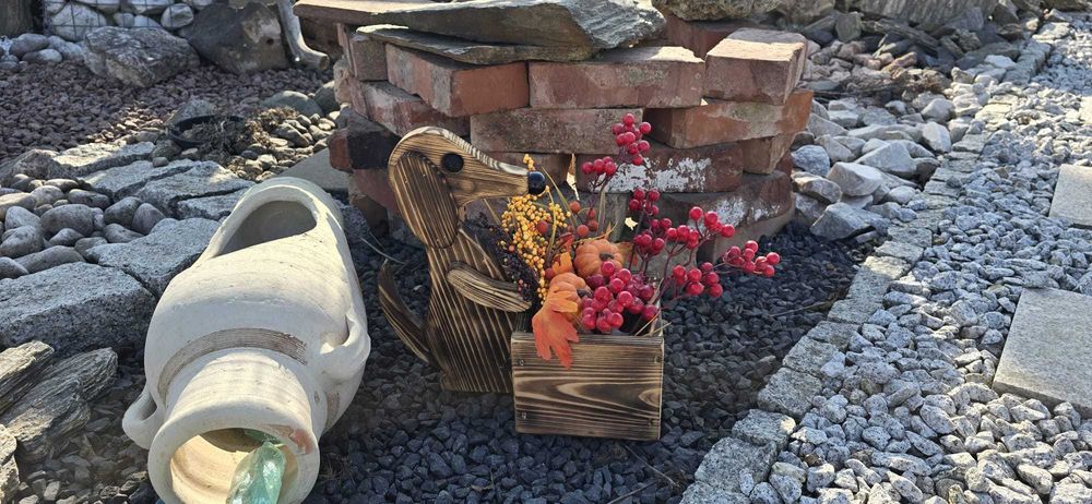 Drewniana Donica Piesek  – Ręcznie robiona ozdoba ogrodowa | HIT