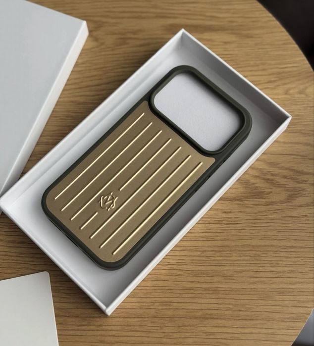 Чохол Rimowa  на  IPhone 17 Pro
