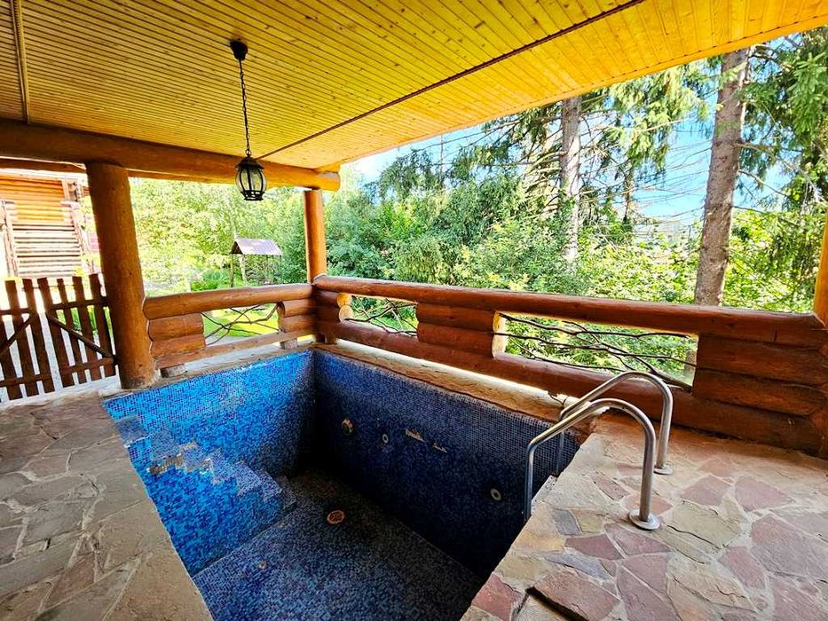 Продається діючий готель на березі річки Опір в курортному с. Славське