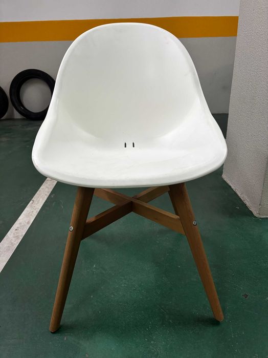 Cadeira de Sala, com estrutura de pés de madeira e assento em fibra resistente. Como Nova.