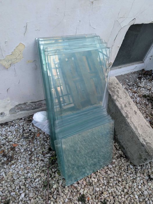 Meble, gablota szklana oddam.