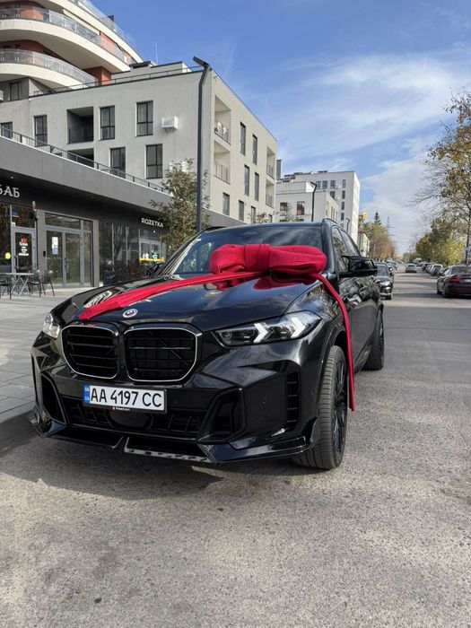 Великий бант на авто для фотосесії