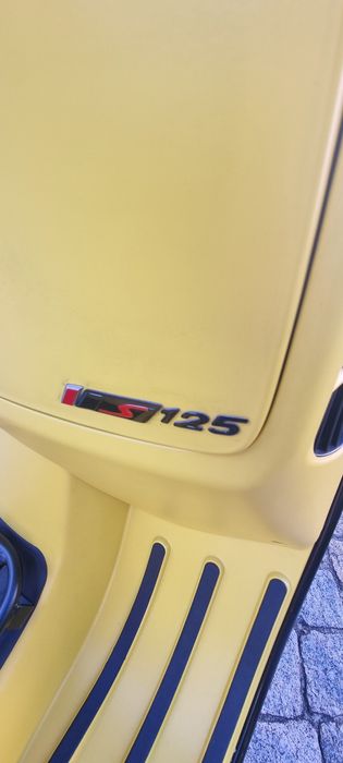 Vespa YELLOW & BLACK negociável