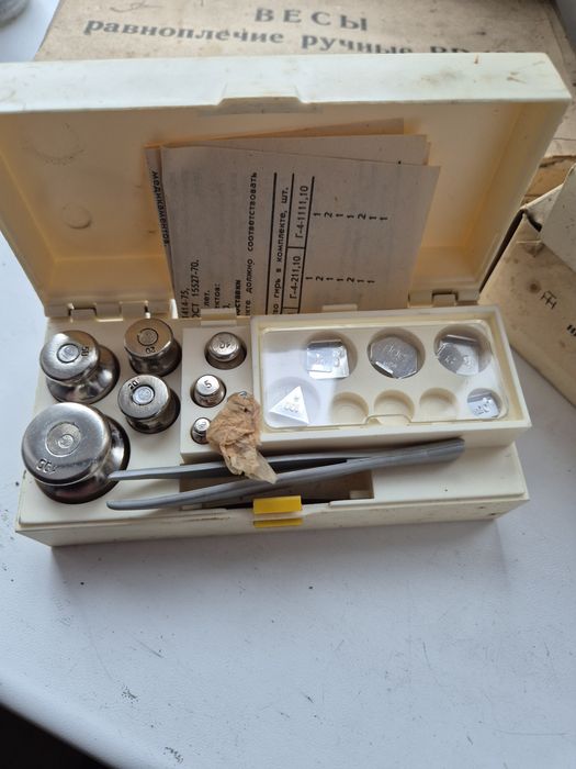 Продам набір новий "равноплечих весов" с гирями.