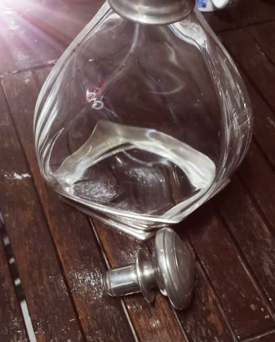 Elegante garrafa com rolha em estanho