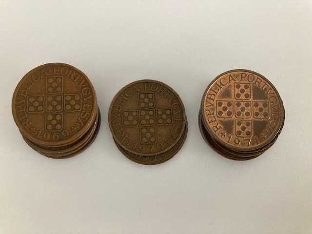 Lote de 46 moedas de Portugal, de 1 escudo, em bronze (de 1969 a 1979)