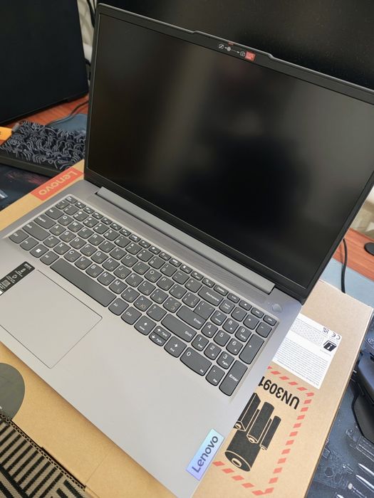 Ноутбук Lenovo IdeaPad Slim 3 15ABR8 Ryzen 7520u на гарантії