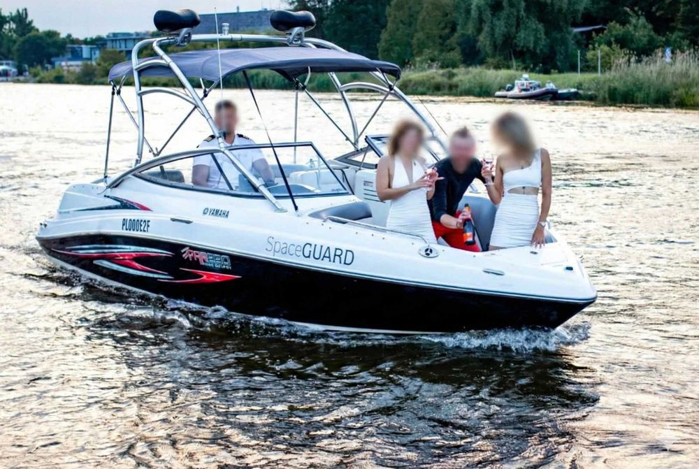 Łódź motorowodna YAMAHA 230 HO + przyczepa