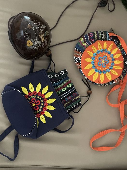 Bolsas diferentes novas. 2 coloridas e outra a imitar côco