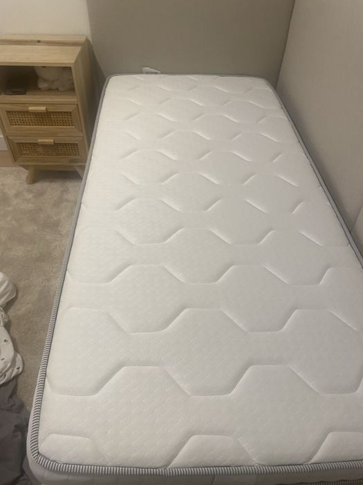 Cama sommier com arrumacao; colchão  novo; cabeceira feita a medida  ;