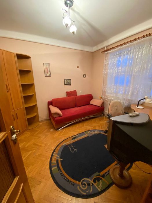 Синій килим з жовтим візерунком