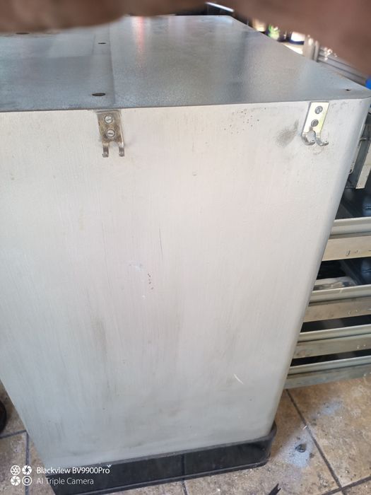 Uma banca com rodas muito boas arrumações de ferramentas ou o que  pre