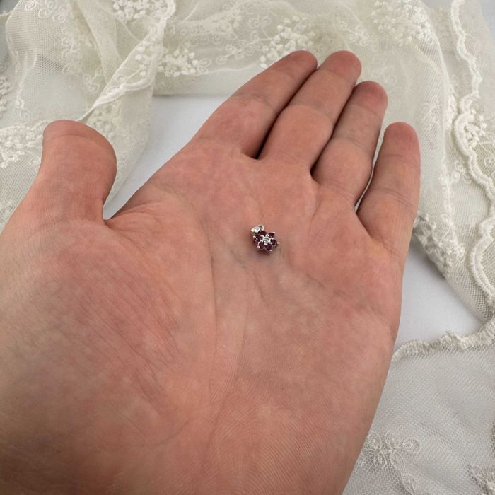 Złota Zawieszka 585 Kwiatek Kwiatuszek Z Czerwonymi Cyrkoniami 0.54G | Odnowiona (S)
