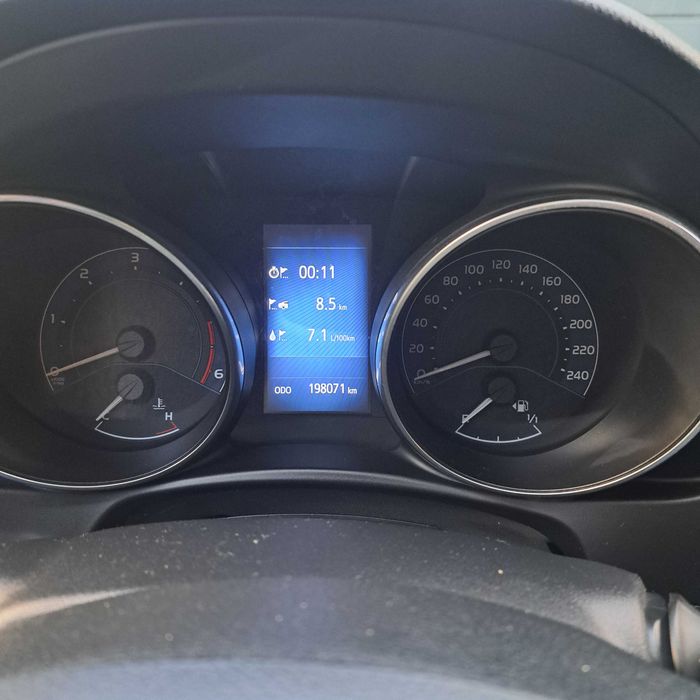 Samochody  toyota auris