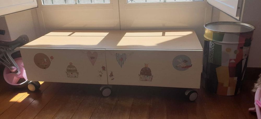 Mesa de cabeceira e Cómoda para quarto de criança