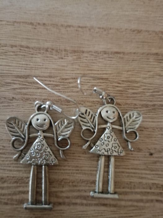 Urocze kolczyki w kolorze srebra