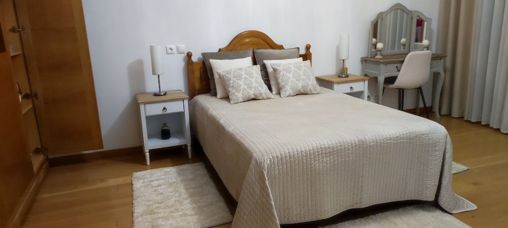 Cama mesinhas toucador e cadeira
