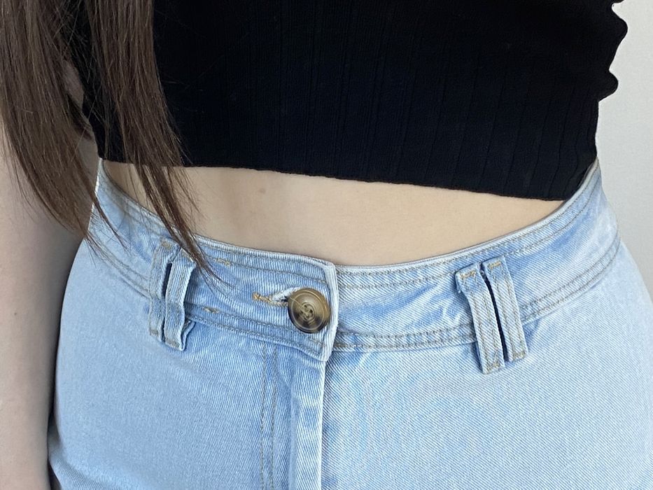 Jasnoniebieskie jeansy dzwony