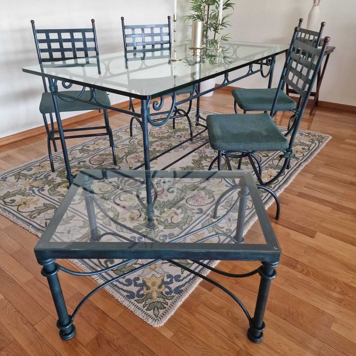 Mesas de sala com tampo de vidro e estrutura em ferro